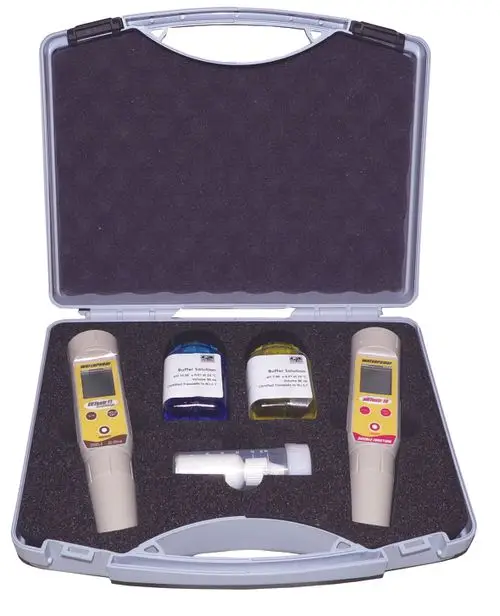 Set mit zwei Messgeräten zur Wasseranalyse, zwei Pufferlösungen in Flaschen und einem Adapter, alles in einem robusten Koffer von BWT.
